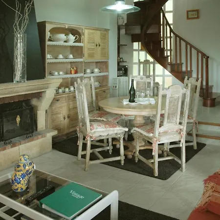 Sleeps 6 Pool Wifi Vila